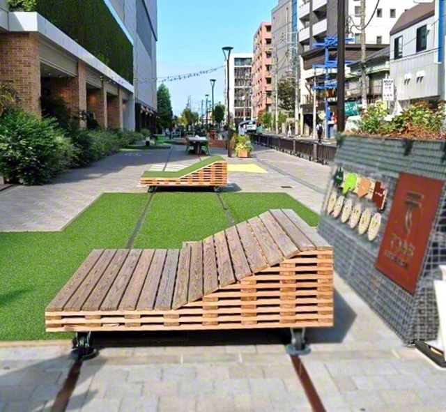 京王線の地下化に伴い生まれた、鉄道跡地を活用した「新てつみち」。昨年のリニューアル後、ユニークな家具などが設置され、家族連れや地域住民の憩いの場として親しまれています（大谷三千惠）