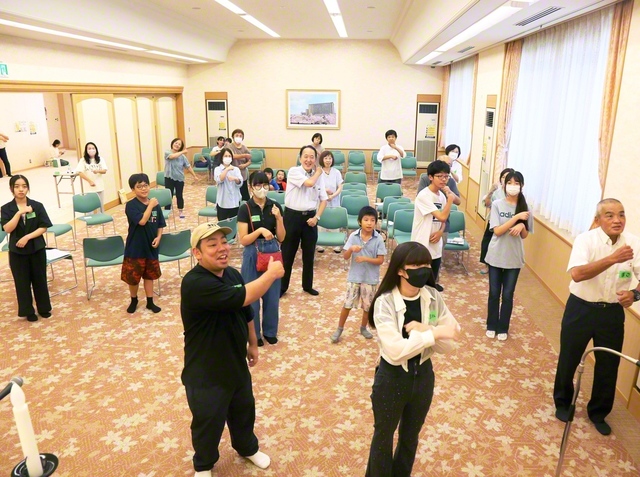 東太陽区（12日、熊本文化会館）では音楽に合わせてダンス！　みんなが踊りやすい振り付けを選んだ