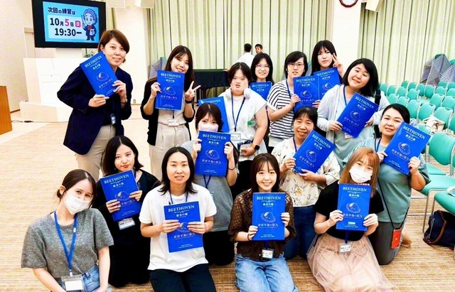 練習後、佐賀王者・佐賀栄勝圏の池田華陽会とヤング白ゆり世代の友が記念のカメラに納まった(佐賀文化会館で)