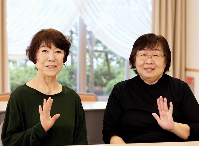 亀山さん㊧は「何でも話せる同志との出会いに感謝です」と