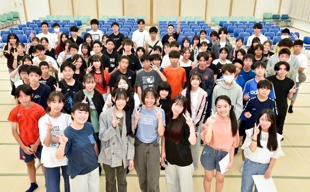 未来部大会「アオハルフェス」に参加した中・高等部の友が記念のカメラに（25日、浦添文化会館で）