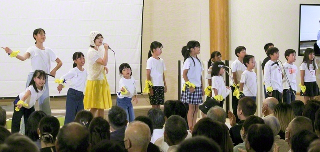 日々の勉学と歌唱練習に励んできた少年少女合唱団の友。爽やかな歌声を披露した（19日、和歌山文化会館で）