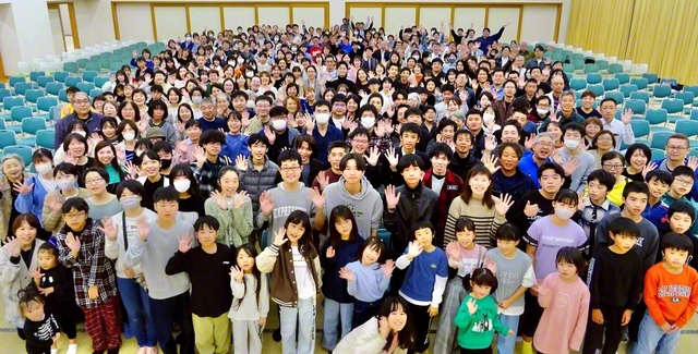 充実の時間を過ごした参加者が記念のカメラに（26日、富山文化会館で）