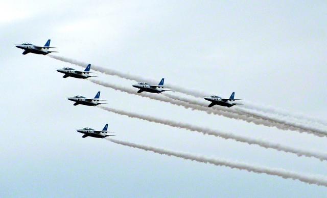 先週末、航空自衛隊の「ブルーインパルス」が浜松に飛来した。同チームの合言葉は「創造への挑戦」。アクロバットの妙技が多くの観衆を魅了した。私たちも日々、新たなチャレンジを続けていきたい（25日、谷伸次通信員）