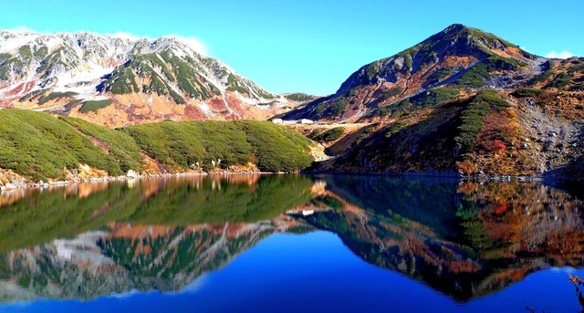 雄大な立山が、みくりが池の水面にも（立山町室堂、森下和子通信員撮影）