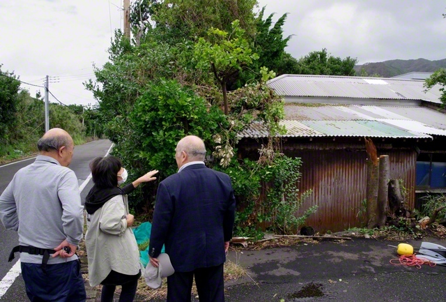 山下純子さん㊥から、自宅の被害状況を聞く寅田圏総合長㊨と新井本部長