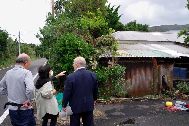 山下純子さん㊥から、自宅の被害状況を聞く寅田圏総合長㊨と新井本部長