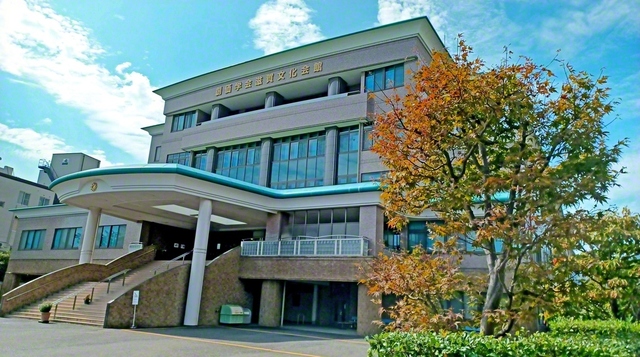 池田先生が「大津城　われらの誇りの　琵琶湖まで　庭と詠（うた）わむ　滋賀の長者は」と詠んだ滋賀文化会館（大津市）