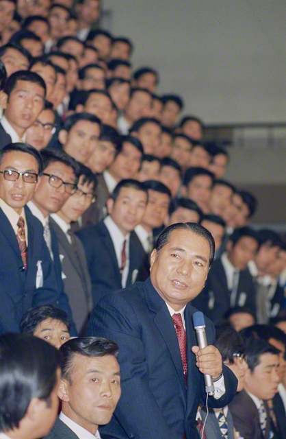 1972年11月8日、当時の県立橿原体育館で行われた池田先生と奈良の同志の記念撮影会