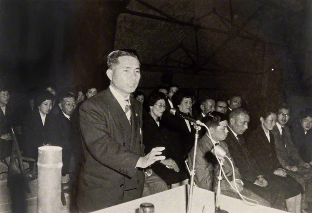 山形支部結成大会で指導する池田先生（1960年11月22日、山形県体育館で）