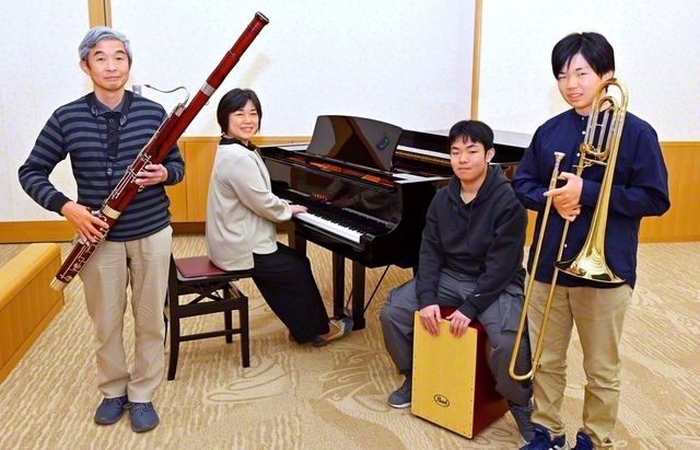 塩田さん一家。左から英樹さん、妻・ちゆきさん、次男、長男