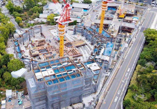 上空から撮影した関西池田記念大講堂の建設地