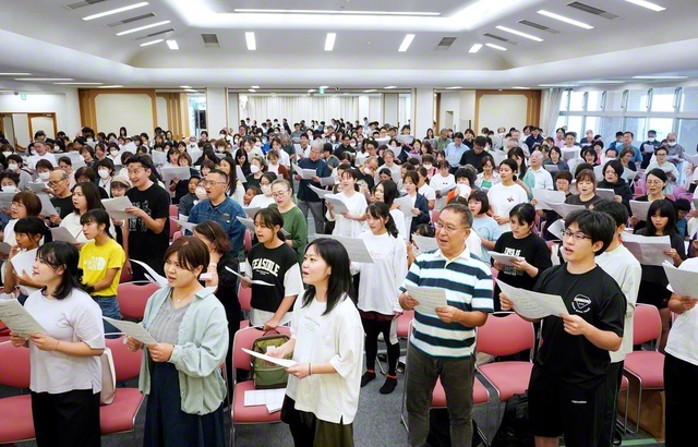 「世界平和の第九」へ合唱練習に励む友（2日、沖縄研修道場で）