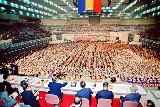 池田先生が出席した千葉文化友好祭。6500人の青年が、永遠に崩れない「万里の創価人材山脈」を歌い上げた（1991年11月16日、千葉ポートアリーナで）