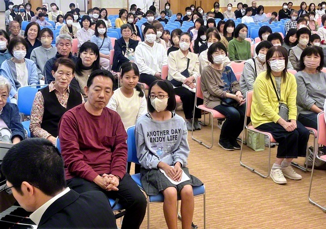 對尾さんが子どもたちに人気のアニメソングなどをピアノで奏でた