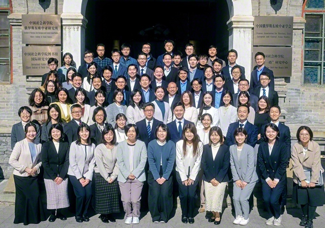 中国社会科学院日本研究所の楊伯江所長や学生と記念撮影（10月27日）