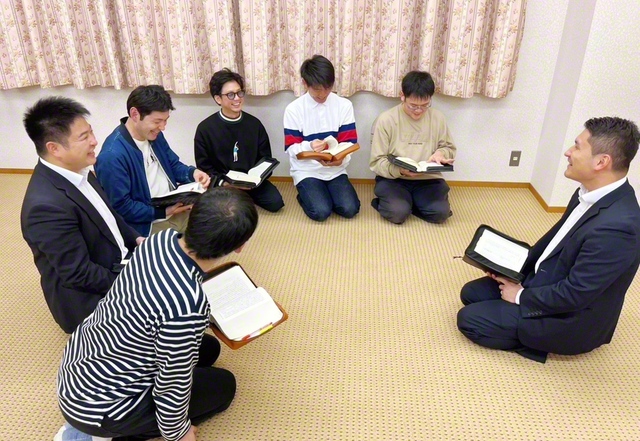 男子部の友と御書を学び、信仰体験や近況を語る