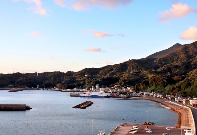下甑島の長浜港が朝焼けに染まった（10月26日）。本年を総仕上げし、勢いよく「世界青年学会　躍動の年」へ出航したい（山口裕次通信員）