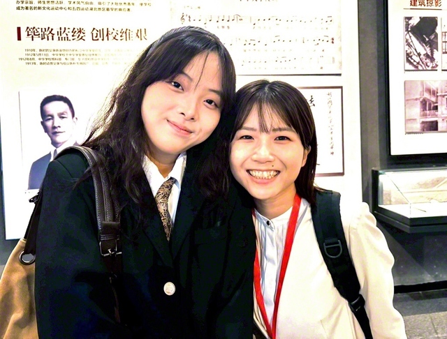 現地の学生と友好を深める伊藤さん㊨（10月30日、武漢で）