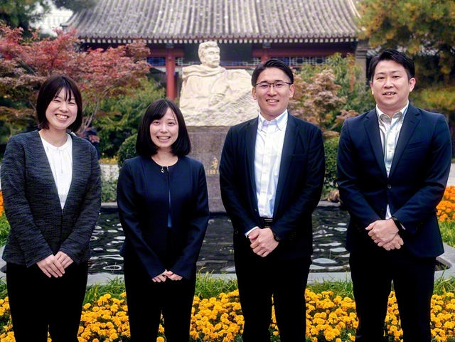 石飛さん（左端）と訪中団のメンバー（10月28日、北京魯迅博物館で）