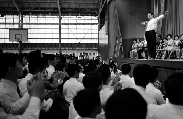 県幹部総会では、池田先生が学会歌「新世紀の歌」の指揮を執り、友の心を鼓舞した（1973年11月11日、松山市内で）