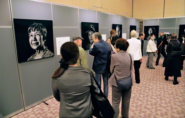 広島国際会議場で開催された「被爆者の肖像――80年の記憶」展。観賞者は平和への誓いを新たにした