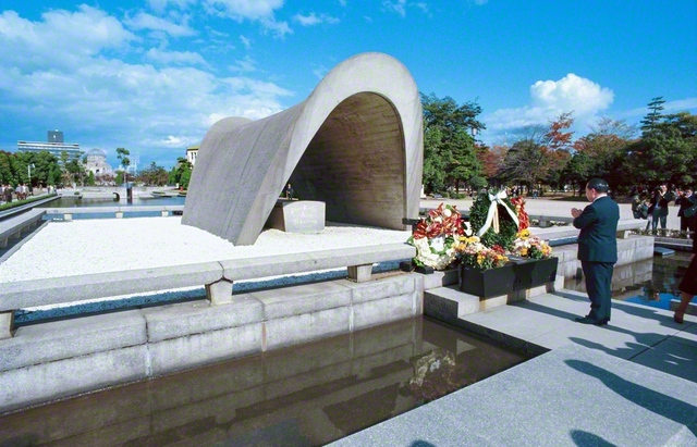 1975年11月8日、原爆死没者慰霊碑に献花し、平和への深い祈りをささげる池田先生