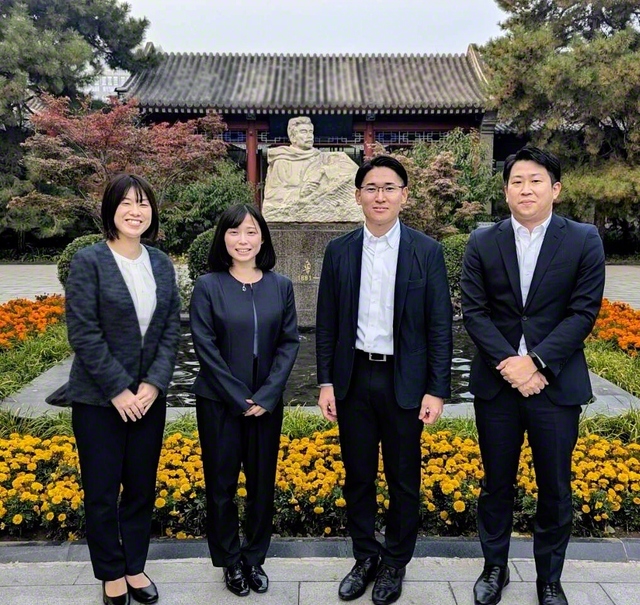 北京魯迅博物館の前で。右端が吉松さん（10月28日、北京市で）