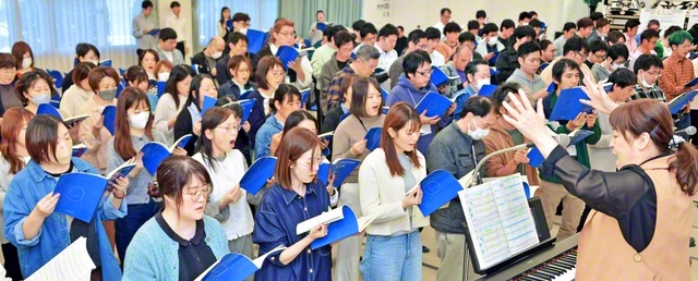 混声四部合唱（ソプラノ、アルト、テナー、バス）では初めての練習に力がこもった長崎新世紀県と長崎池田県の友