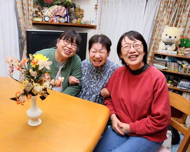 仲良く進む女性部の友と笑顔の戸川さん㊨