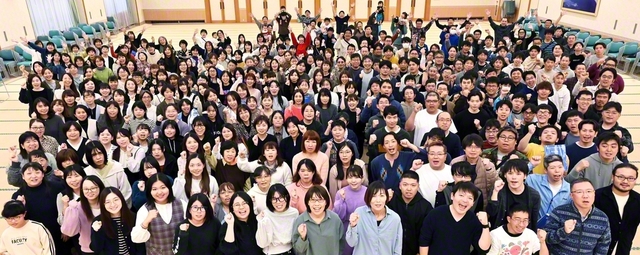 総県合同練習の参加者全員で記念のカメラに納まった（2日、大分平和講堂で）