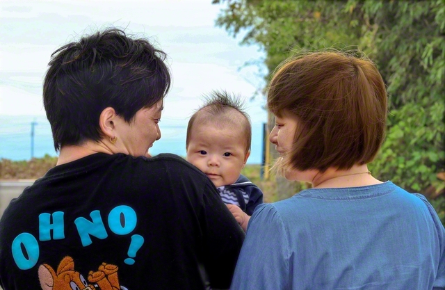 将光さん㊧と長男㊥、妻・愛さん