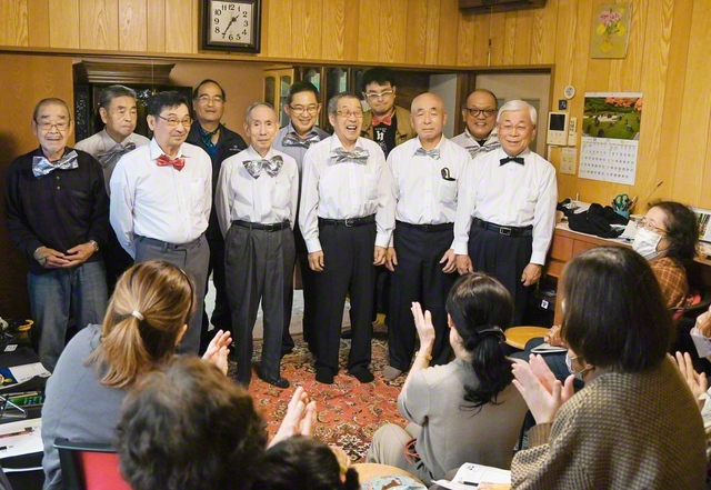 合唱団「ダンディーズ」が「滝の詩」を披露。盛んな喝采を浴びる（10月18日、千歳市内で）