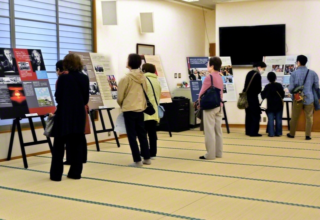 京都北錦州区の友らが観賞（3日、衣笠記念会館で）
