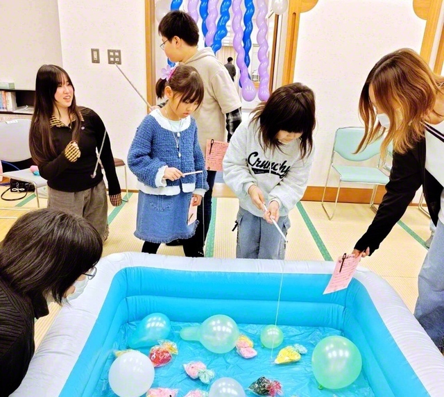 多くの来場者でにぎわった花巻栄光圏の「未来部アソビ大祭」。3人の高等部員が企画の中心を担い、風船バレーや魚釣り、射的やクイズなどを実施。当日会館に訪れた未来部員たちは終始笑顔で集いを楽しんだ（1日、花巻平和会館で）