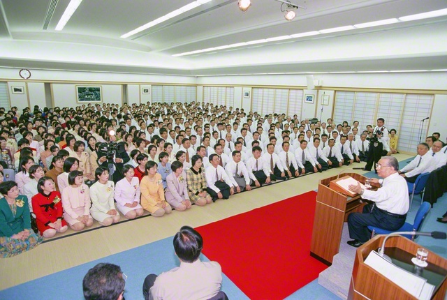 1998年（平成10年）11月18日、第21回関西総会・京都総会でスピーチする池田大作先生（京都国際文化会館で）