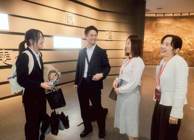 華中師範大学の学生（左端）と語らう本田さん（左から2人目）と沼畑さん（同3人目）