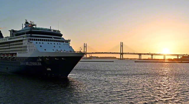 かつて池田先生が訪れた横浜の埠頭に立って夜明けを待った。ちょうど大型客船が入港。世界の友と友情を結び、師が示した金の航路を進もうと誓った（10月17日）