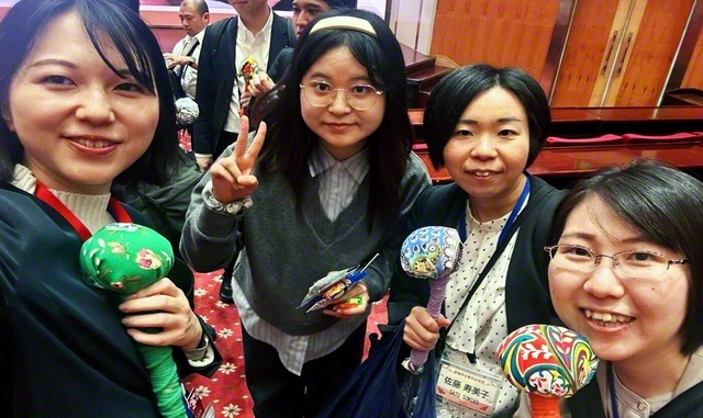 湖北大学で学生（左から2人目）と交流する佐藤さん（右から2人目）