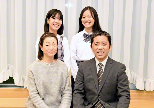 一家和楽の花が咲く加藤さん一家（前列右から加藤さん、妻・朋子さん、後列右から長女、次女）