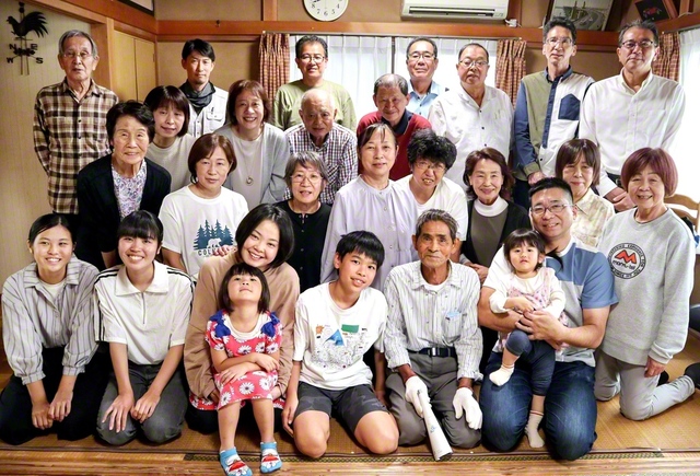 【駿河区・西脇支部　中村地区】　心のオアシスである座談会を、宝の未来部を中心に開催。家族のような温かさに皆が喜んで参加しています。町内役員に励む模範の同志は、近隣から信頼の声を。これからも、異体同心の団結で地域友好の輪を広げていきます（朝妻慎治・近藤幸子）