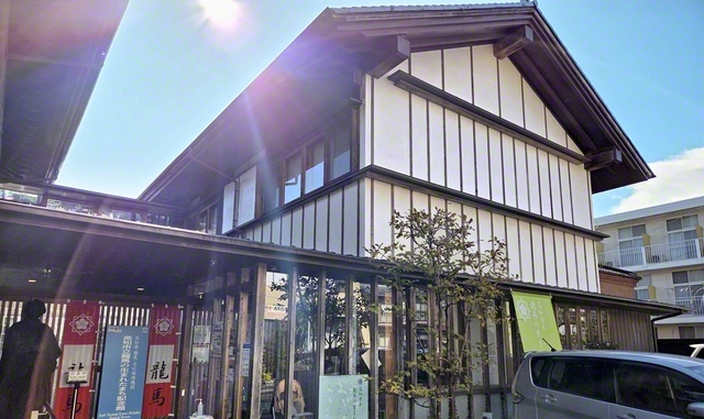 目の前に幕末から変わらぬ水路が通り、瓦屋根が当時を思わせる