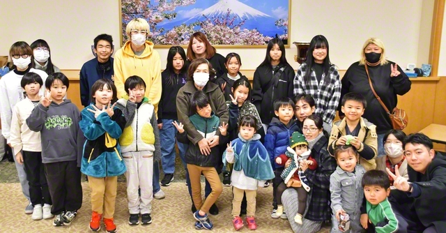 秋田戸田県と秋田正義県の合同の集い。未来部の友が担当者と企画を運営。しおり作りやビンゴゲームを行い、少年少女部の友や未就学のメンバーと楽しい時を過ごした（9日、秋田文化会館で）