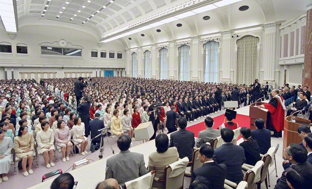 第1回四国青年部総会の後、中国・広州大学からの名誉教授称号の授与式で登壇する池田先生。先生は日米を結んだ土佐のジョン万次郎のように、四国から日中友好の人材が輩出されることを望んだ（2001年11月18日、東京牧口記念会館で）