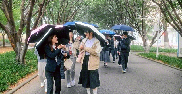 緑豊かなキャンパス内で現地の学生と語らいが弾む（10月30日、武漢市で）