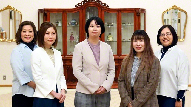 青森女性部ユース委員会発足式の参加者。左から福士総県女性部長、坂本芽惟副委員長、木村実佳子委員長、木村歩副委員長、佐瀬東北女性部長