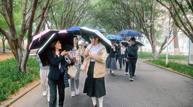 緑豊かなキャンパス内で現地の学生と語らいが弾む（10月30日、武漢市で）