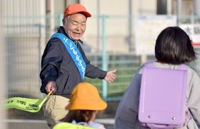 「お帰り！」「気をつけてよ！」――明るく声をかけながら、児童の下校を見守る川端さん
