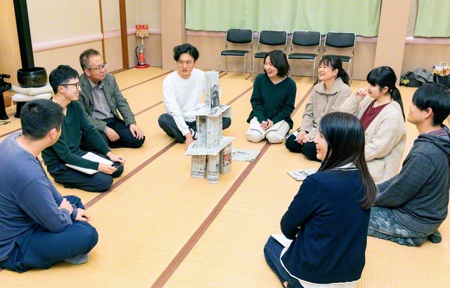 【本巣圏・瑞穂南支部】　青年世代を中心に支部座談会に向けた協議会を行い、支部長・女性部長らもサポート（瑞穂市内で）