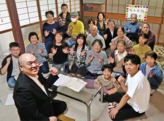 オンライン参加も含め、42人が出席した苅原地区の座談会。学会歌「常勝の空」を合唱し、座談会拝読御書を学び合った